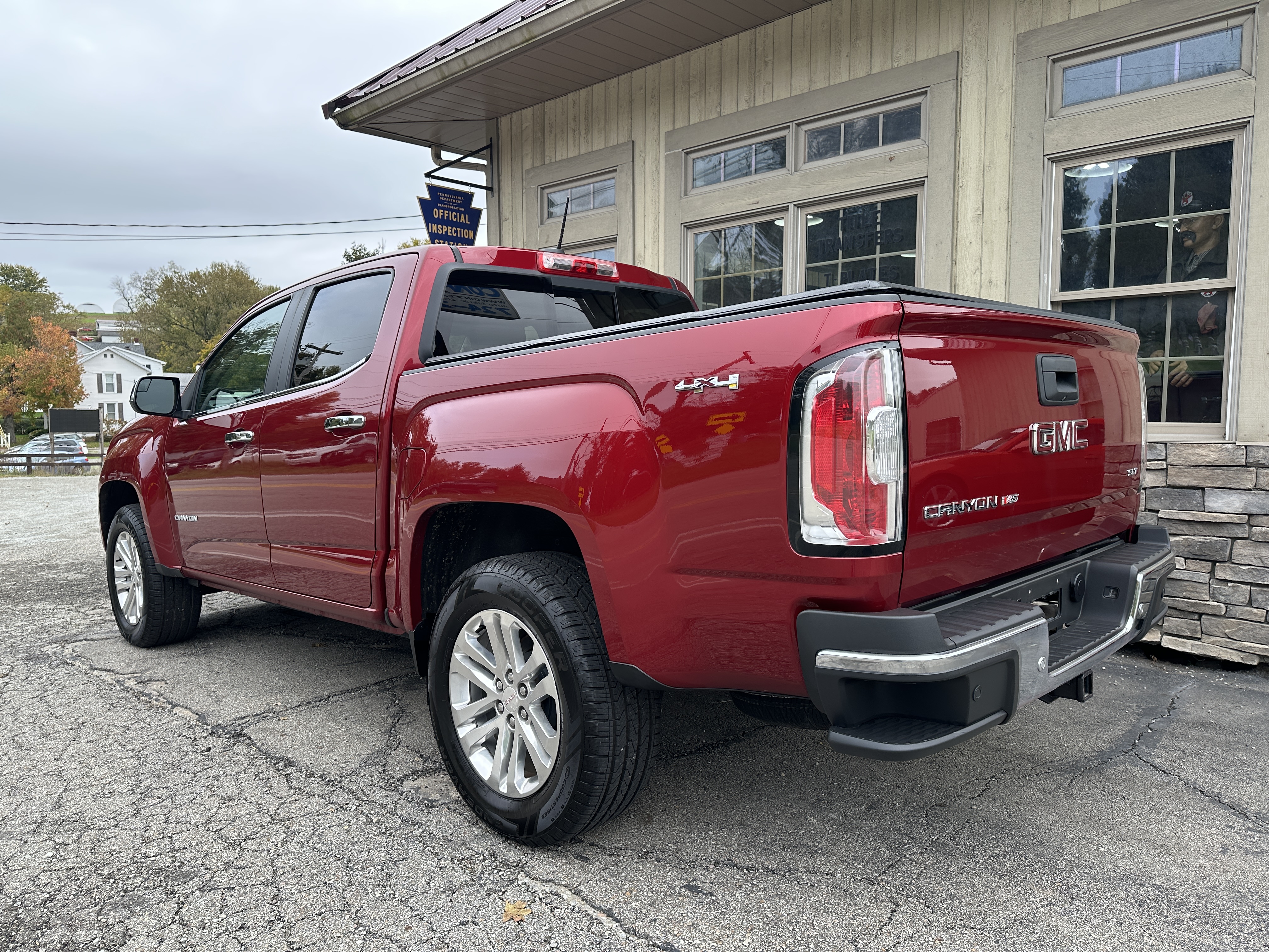 Used 2020 GMC Canyon 4x4 Crew Cab SLT image 2