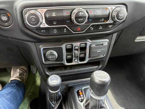 Used 2021 Jeep Gladiator Overland AWD/4WD image 9