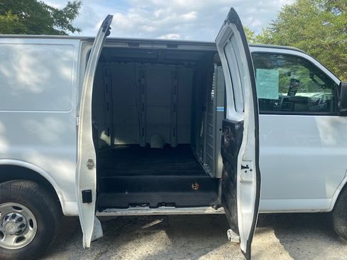 Used 2017 Chevrolet Express 2500 image 17