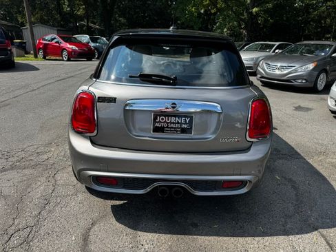 Used 2017 MINI Cooper S 4-Door Hardtop FWD image 4
