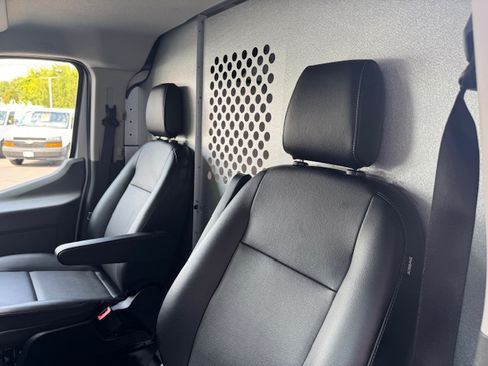 Used 2023 Ford E-Transit image 16