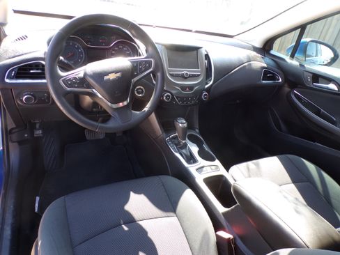 Used 2017 Chevrolet Cruze LT image 8