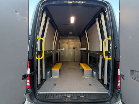 Used 2018 Mercedes-Benz Sprinter 2500 image 5