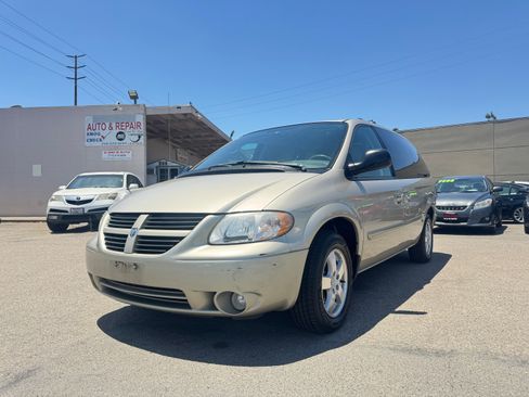 Used 2005 Dodge Grand Caravan SXT FWD image 2