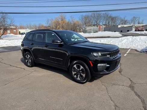 Used 2024 Jeep Grand Cherokee Limited 4xe image 2