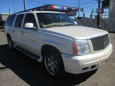 Used 2005 Cadillac Escalade ESV Premium image 16
