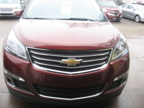 Used 2017 Chevrolet Traverse LT image 2