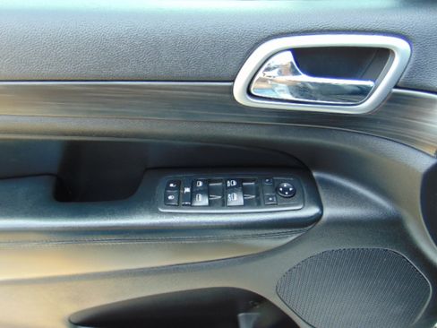 Used 2019 Jeep Grand Cherokee Altitude image 14