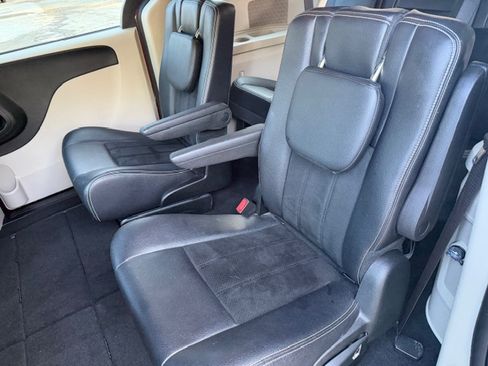 Used 2018 Dodge Grand Caravan SXT image 19