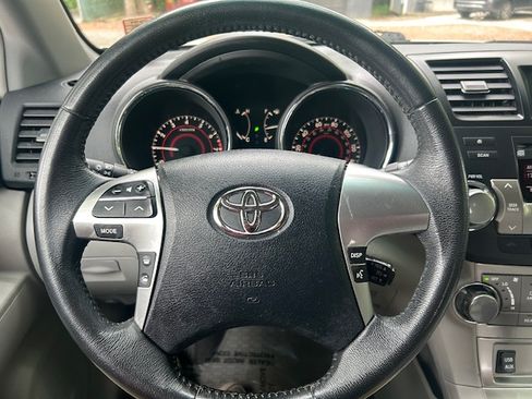 Used 2011 Toyota Highlander 4WD image 11