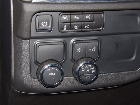 Used 2025 Chevrolet Suburban 2WD Premier image 26