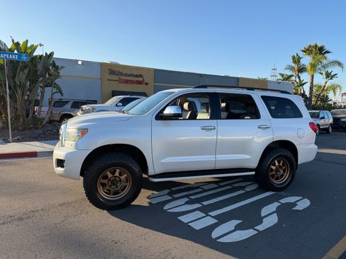 Used 2014 Toyota Sequoia Platinum image 16