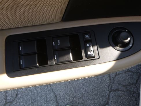Used 2011 Dodge Avenger Mainstreet FWD image 12