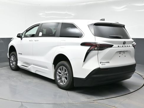 Used 2026 Toyota Sienna LE image 9