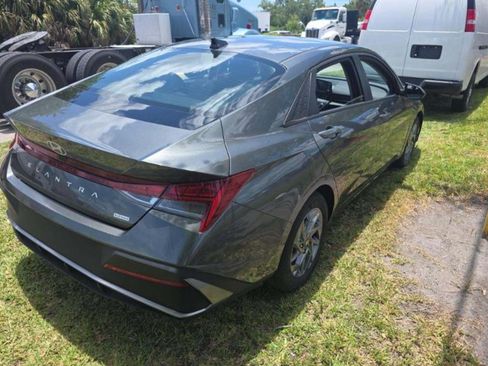 Used 2025 Hyundai Elantra Blue Hybrid FWD image 2