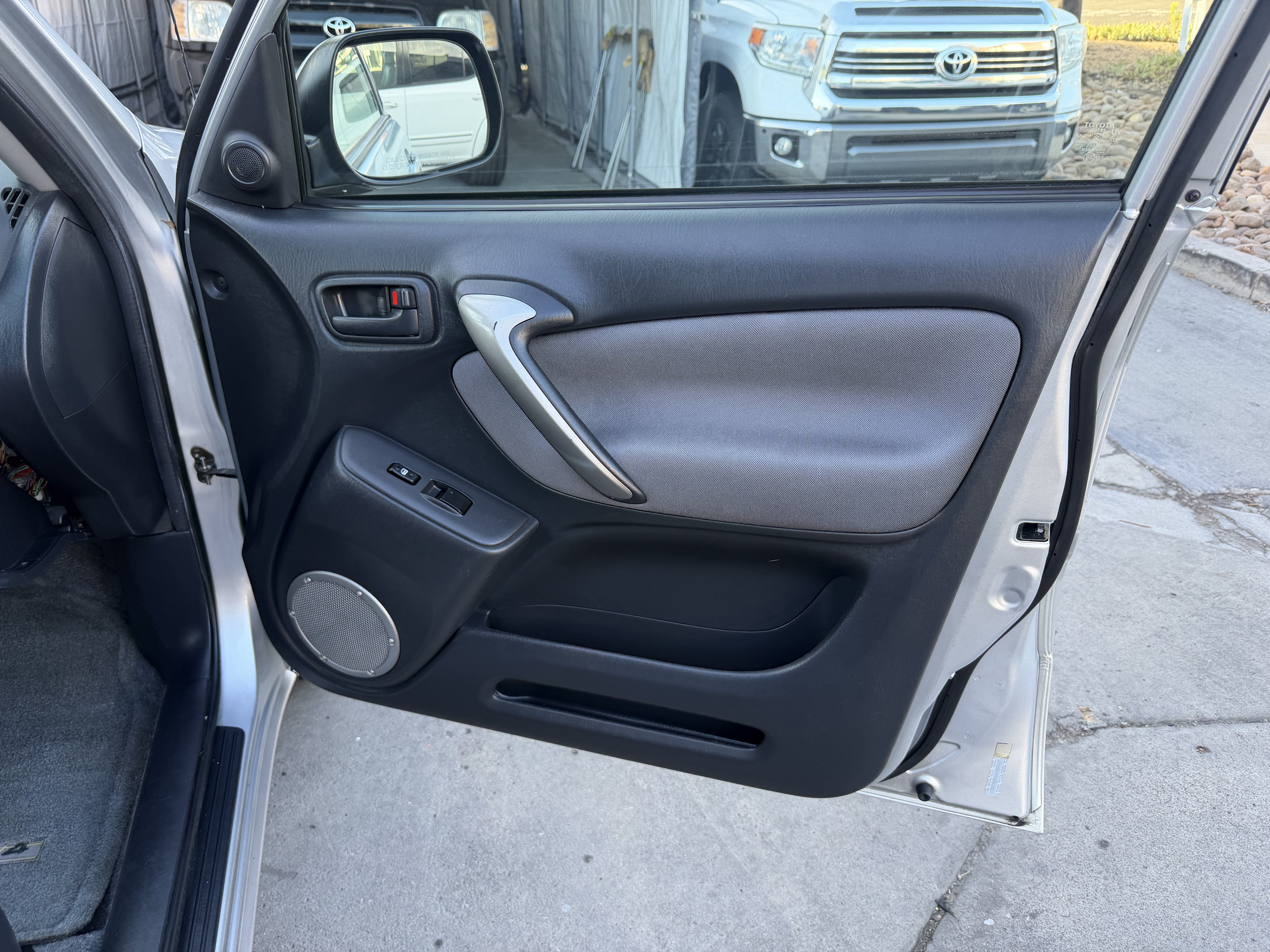 Used 2004 Toyota RAV4 L FWD image 35