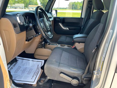 Used 2012 Jeep Wrangler Unlimited Sahara image 8