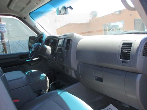 Used 2016 Nissan NV 3500 SV Passenger RWD image 3