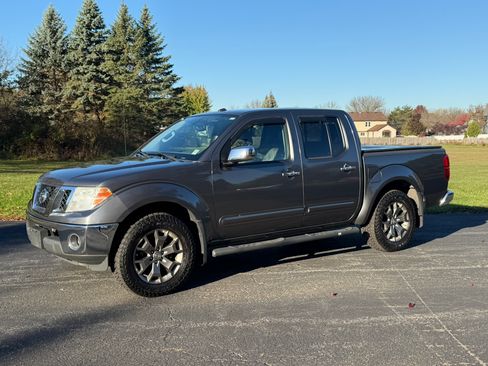 Used 2016 Nissan Frontier SV image 2