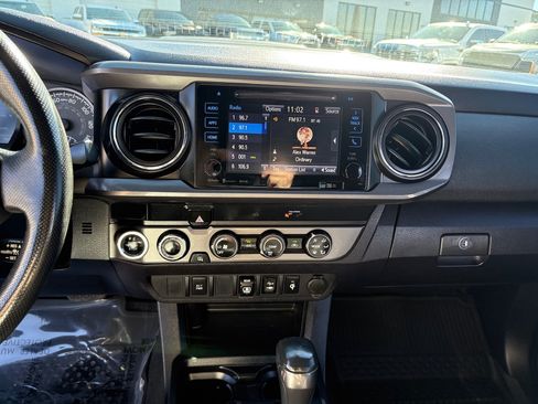 Used 2019 Toyota Tacoma TRD Sport image 17