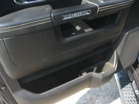 Used 2015 RAM 1500 4x4 Quad Cab Laramie image 9