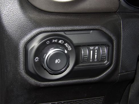 Used 2021 Jeep Wrangler 4WD Unlimited Sahara image 27