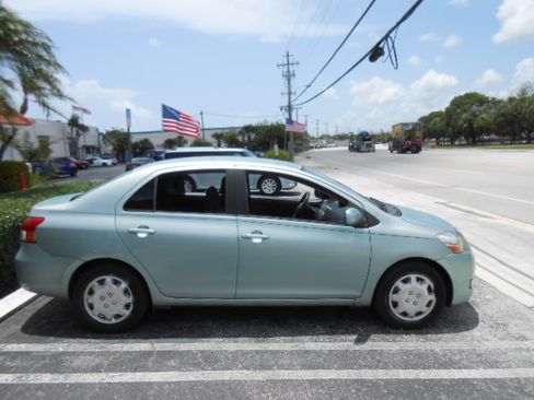 Used 2010 Toyota Yaris Sedan FWD image 5