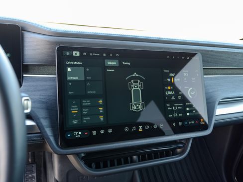 Used 2025 Rivian R1S Adventure image 17