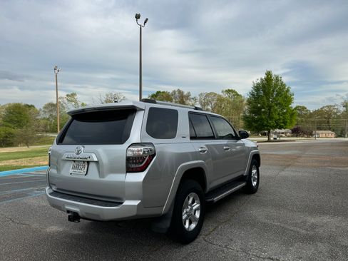 Used 2020 Toyota 4Runner SR5 image 6