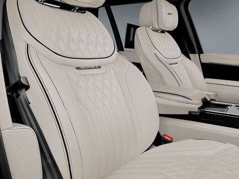 Used 2026 Land Rover Range Rover Long Wheelbase SE image 4