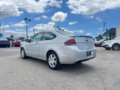 Used 2009 Ford Focus SE Coupe FWD image 5