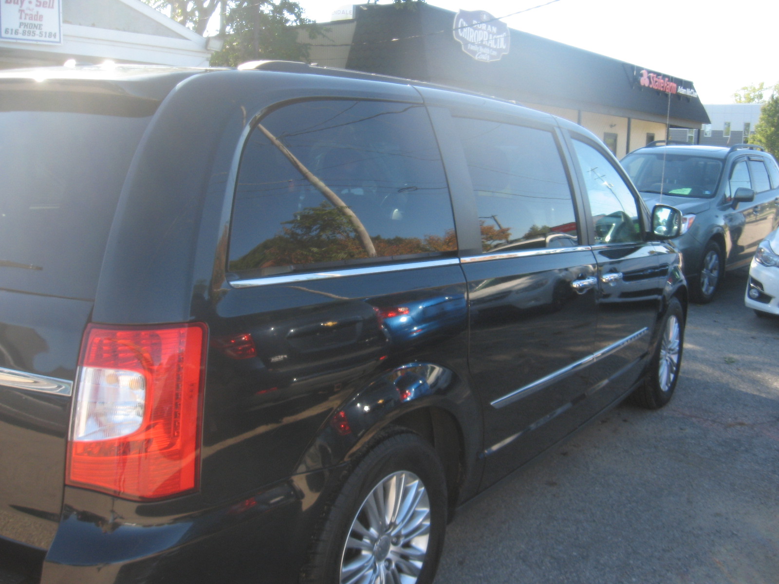 Used 2015 Chrysler Town & Country Touring-L FWD image 4