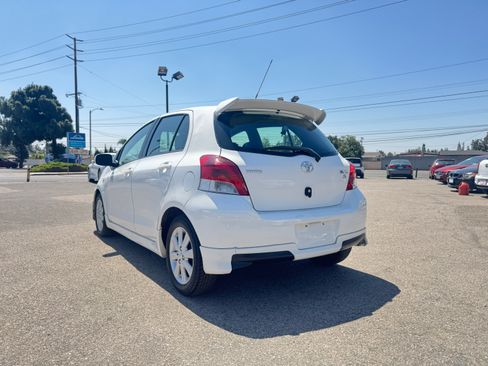 Used 2009 Toyota Yaris 4-Door Hatchback FWD image 6
