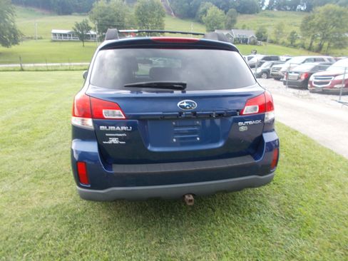 Used 2010 Subaru Outback 2.5i Premium AWD/4WD image 3
