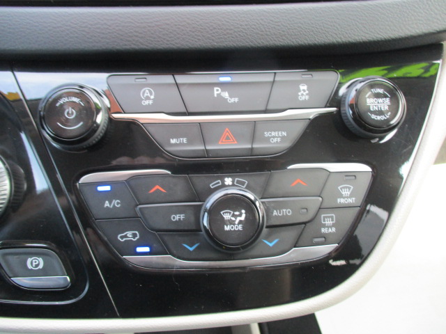 Used 2018 Chrysler Pacifica Touring-L FWD image 50