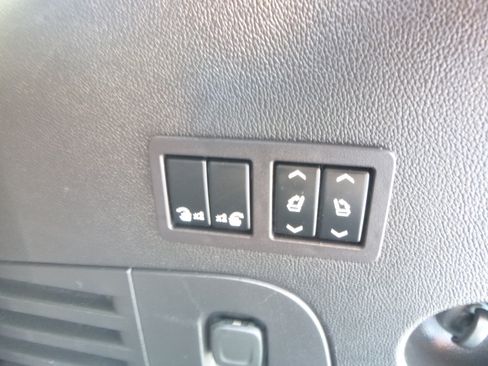 Used 2018 GMC Yukon Denali image 24