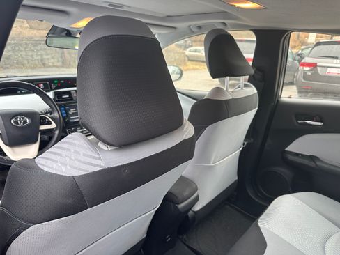 Used 2016 Toyota Prius Four image 11