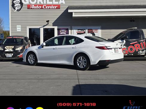 Used 2025 Toyota Camry LE image 5