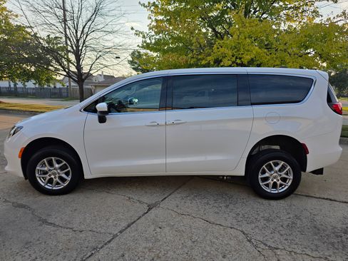 Used 2022 Chrysler Voyager LX image 8