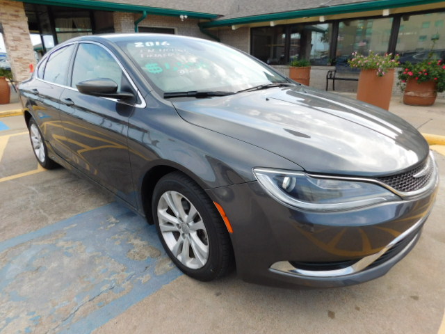 Used 2016 Chrysler 200 Limited FWD image 1