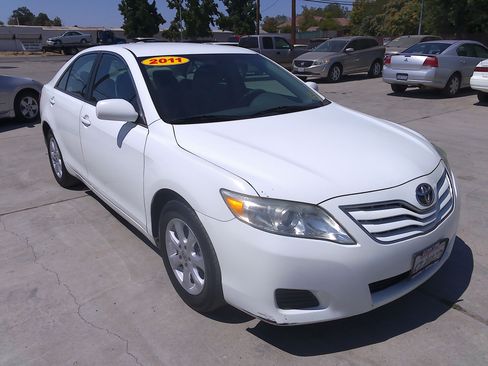 Used 2011 Toyota Camry LE image 1