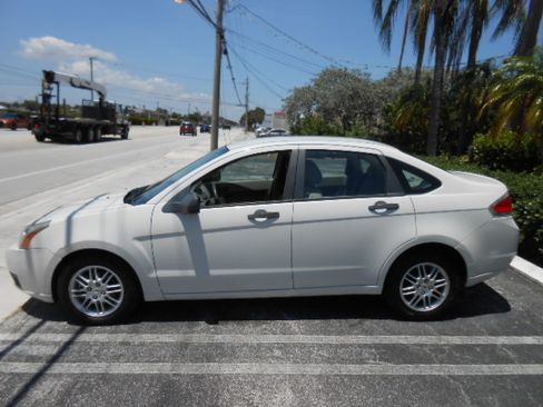 Used 2010 Ford Focus SE Sedan FWD image 2