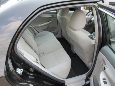 Used 2010 Toyota Corolla LE Sedan FWD image 16