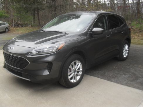 Used 2020 Ford Escape SE image 1