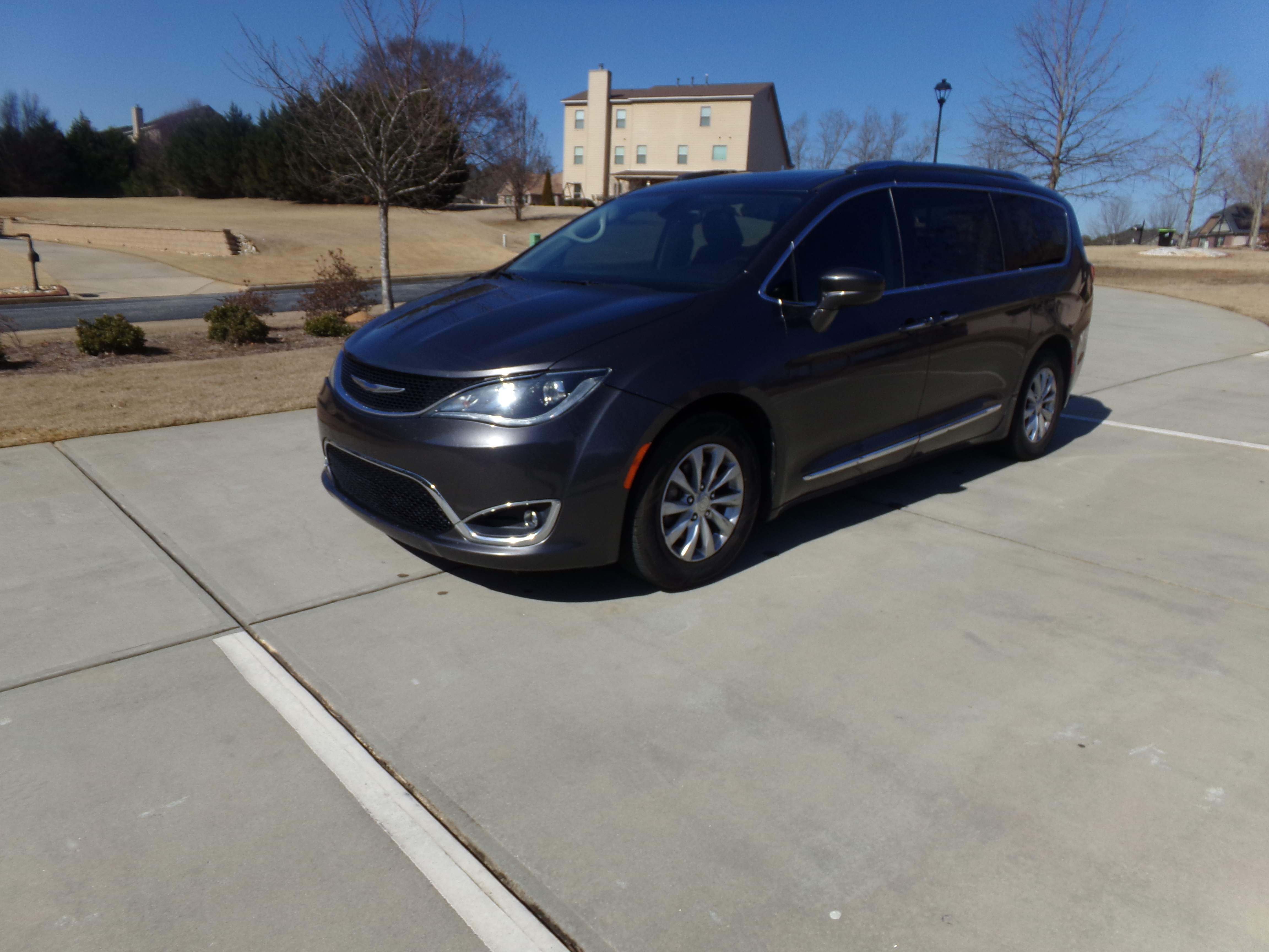 Used 2018 Chrysler Pacifica Touring-L Plus FWD image 1