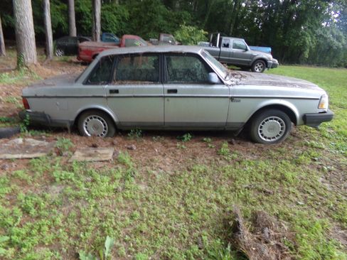 Used 1992 Volvo 240 GL Sedan RWD image 2
