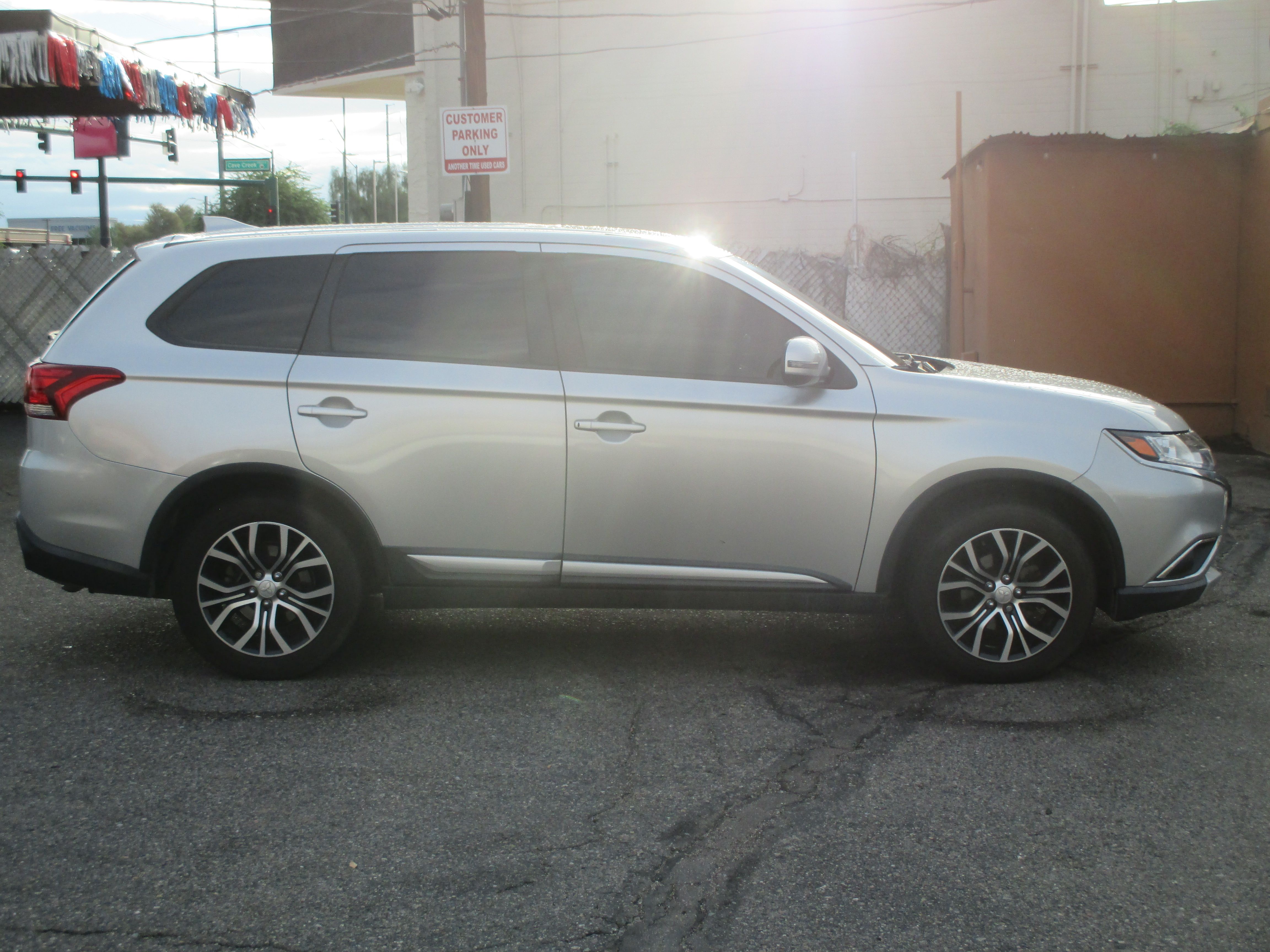 Used 2018 Mitsubishi Outlander SE w/ Tech Package FWD image 2