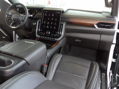 Used 2025 GMC Yukon XL Denali image 4