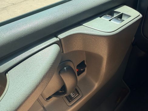 Used 2014 Chevrolet Express 2500 RWD image 10