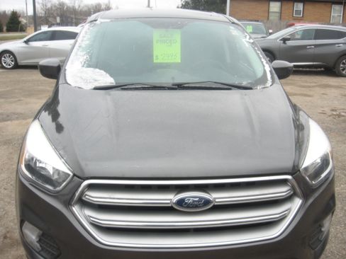 Used 2017 Ford Escape SE image 2